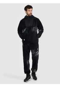 4f - 4F Polar loose z kapturem męski - czarny L. Typ kołnierza: kaptur. Kolor: czarny. Materiał: polar. Długość rękawa: raglanowy rękaw. Wzór: nadruk. Sport: snowboard, narciarstwo #2