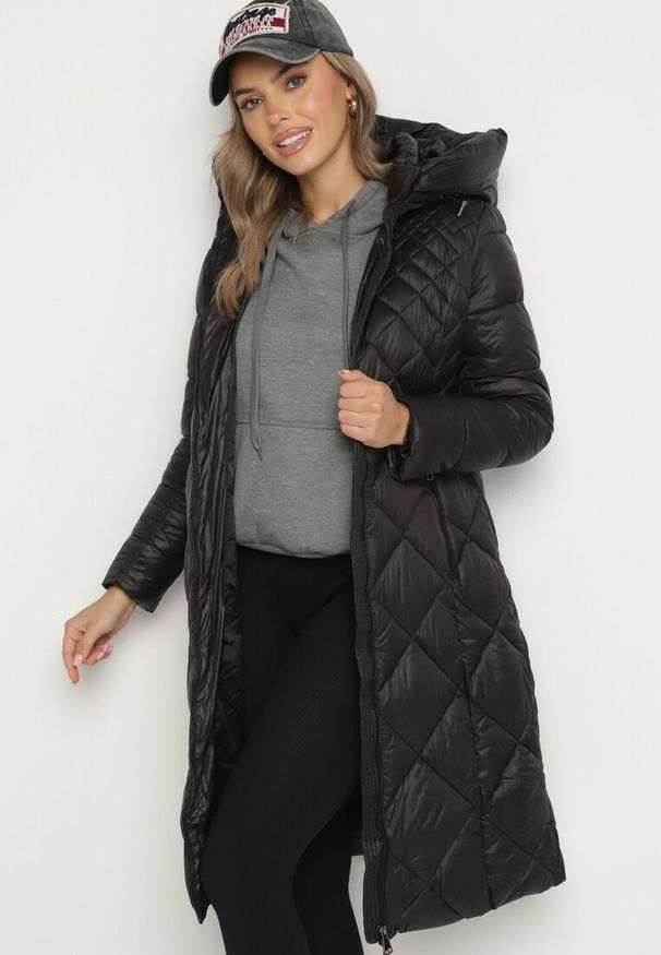 Born2be - Czarna Długa Pikowana Kurtka z Kapturem Sisilara. Okazja: na spacer, na co dzień. Typ kołnierza: kaptur. Kolor: czarny. Długość: długie. Sezon: zima, jesień. Styl: elegancki, casual, klasyczny