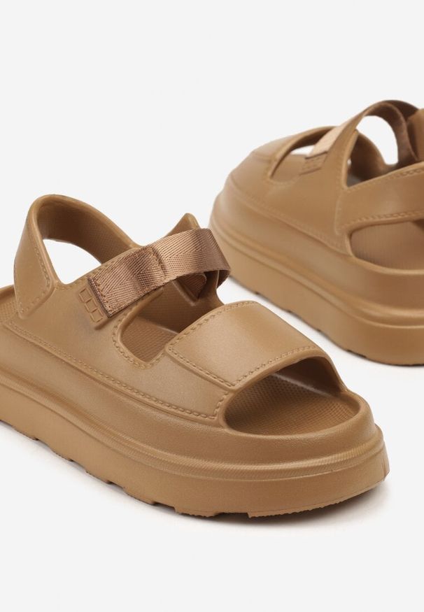 Born2be - Ciemnobeżowe Sandały na Grubej Podeszwie z Szerokim Paskiem Sarimira. Zapięcie: pasek. Kolor: beżowy