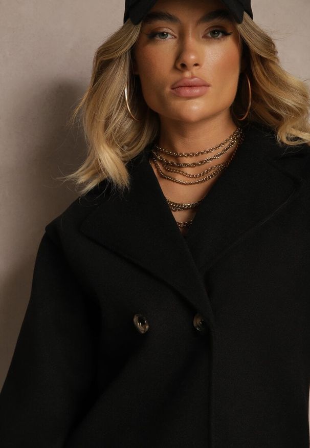 Renee - Czarny Płaszcz Dwurzędowy Krótki Poge. Kolor: czarny. Długość rękawa: długi rękaw. Długość: krótkie. Styl: klasyczny