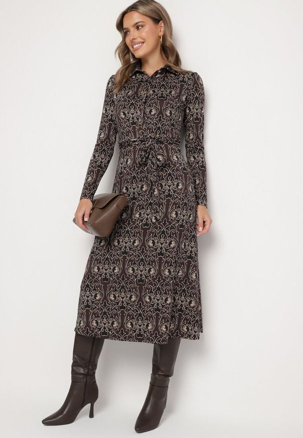 Born2be - Brązowo-Beżowa Sukienka Koszulowa Ozdobiona Ornamentalnym Wzorem Mesilie. Okazja: na co dzień. Typ kołnierza: dekolt w kształcie V. Kolor: brązowy. Materiał: wiskoza. Długość rękawa: długi rękaw. Wzór: aplikacja. Typ sukienki: koszulowe. Styl: casual