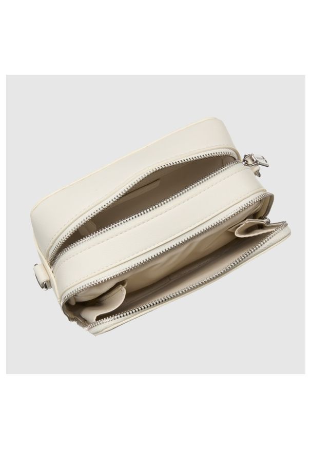 Valentino by Mario Valentino - VALENTINO Ecru torebka dwukomorowa z regulowanym paskiem holiday re camera bag. Kolor: biały. Materiał: z tłoczeniem