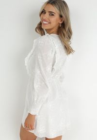 Born2be - Biała Sukienka z Haftowanej Tkaniny z Gumką w Pasie Micromi. Typ kołnierza: kołnierz z falbankami. Kolor: biały. Materiał: tkanina. Wzór: haft. Sezon: wiosna, lato #2