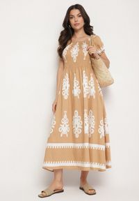 Born2be - Ciemnobeżowa Sukienka o Kroju Hiszpanki Zdobiona Orientalnym Wzorem Aravine. Okazja: na co dzień. Typ kołnierza: dekolt hiszpanka. Kolor: beżowy. Materiał: jeans. Długość rękawa: krótki rękaw. Wzór: aplikacja. Sezon: lato. Styl: casual, elegancki #6