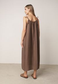 Born2be - Ciemnobrązowa Pudełkowa Sukienka Boho z Wiskozy na Ramiączkach z Ozdobnymi Koralikami Erane. Okazja: na co dzień. Kolekcja: plus size. Kolor: brązowy. Materiał: wiskoza. Długość rękawa: na ramiączkach. Typ sukienki: proste, dla puszystych. Styl: boho #3