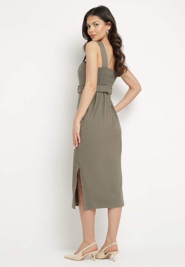 Born2be - Ciemnozielona Dopasowana Sukienka z Wiskozą z Rozcięciami i Paskiem z Klamrą Mepelle. Okazja: na co dzień. Typ kołnierza: dekolt kwadratowy. Kolor: zielony. Materiał: wiskoza. Typ sukienki: dopasowane. Styl: casual, elegancki, klasyczny