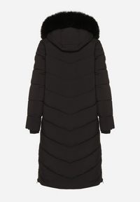 Born2be - Czarna Długa Kurtka z Pikowanymi Przeszyciami i Kapturem z Futerkiem Galella. Okazja: na co dzień. Kolor: czarny. Materiał: futro. Długość: długie. Styl: elegancki, casual, klasyczny #4