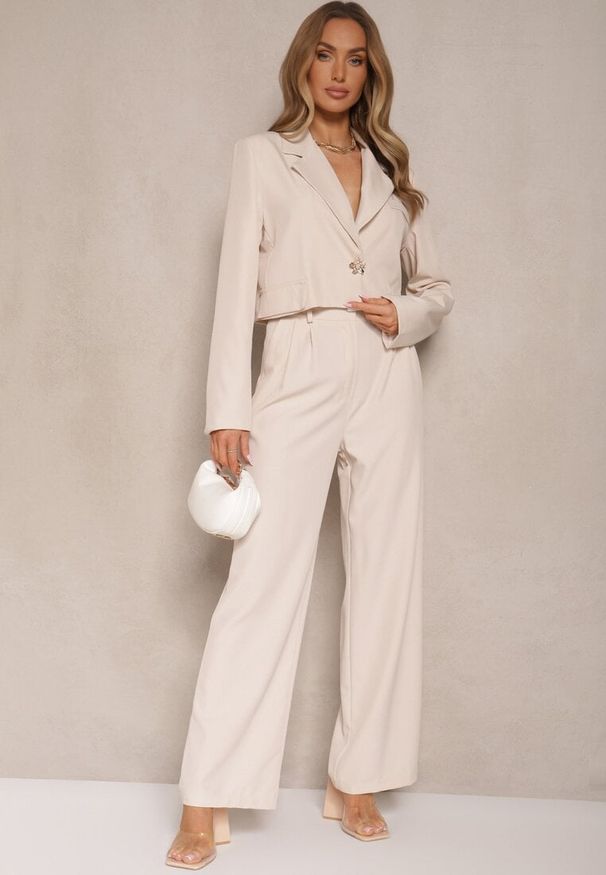 Renee - Beżowy Komplet o Garniturowym Kroju ze Spodniami i Marynarką z Broszką Ravkio. Kolor: beżowy