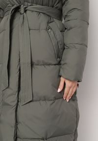 Born2be - Zielona Pikowana Kurtka o Długim Kroju z Kapturem i Wiązanym Paskiem Neandira. Okazja: na co dzień. Typ kołnierza: kaptur. Kolor: zielony. Materiał: jeans, materiał. Długość rękawa: długi rękaw. Długość: długie. Sezon: zima, jesień. Styl: klasyczny, casual, elegancki #6