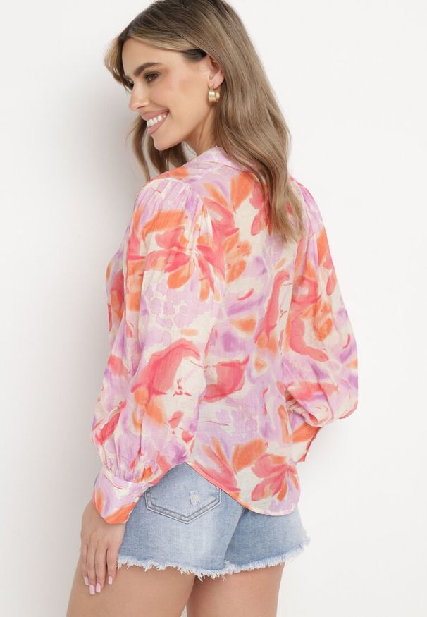 Born2be - Różowa Koszula Zapinana na Guziki z Długim Rękawem i Szerokim Mankietem Nelvana. Okazja: na co dzień, na spotkanie biznesowe. Typ kołnierza: kołnierzyk klasyczny. Kolor: różowy. Materiał: wiskoza, jeans. Długość rękawa: długi rękaw. Długość: długie. Styl: biznesowy, klasyczny, casual