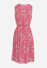 Born2be - Fuksjowa Wiskozowa Sukienka w Kwiaty z Kopertową Górą Nervila. Kolor: różowy. Materiał: wiskoza. Wzór: kwiaty. Typ sukienki: kopertowe #7