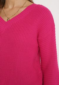 Born2be - Fuksjowy Sweter z Trójkątnym Dekoltem Selucce. Kolor: różowy. Materiał: dzianina. Długość rękawa: długi rękaw. Długość: długie. Sezon: zima, jesień #2