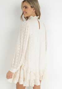 Born2be - Jasnobeżowa Ażurowa Sukienka Mini ze Stójką i Falbankami Ranones. Typ kołnierza: kołnierz z falbankami, kołnierzyk stójkowy. Kolor: beżowy. Materiał: tkanina. Wzór: ażurowy. Styl: retro. Długość: mini #6