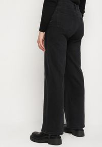 Born2be - Czarne Jeansy o Szerokim Kroju z Regularnym Stanem Isomara. Okazja: na co dzień. Kolor: czarny. Styl: casual, elegancki #4