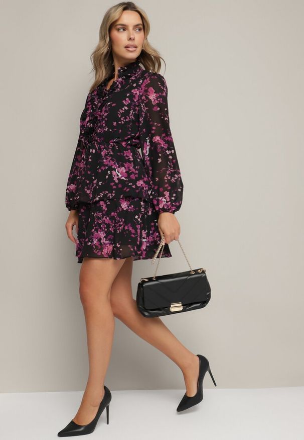 Born2be - Czarno-Fioletowa Rozkloszowana Sukienka Kwiatowa z Falbankami i Gumką w Pasie Zinilda. Okazja: na co dzień. Typ kołnierza: kołnierz z falbankami. Kolor: czarny. Wzór: kwiaty. Typ sukienki: proste, rozkloszowane. Styl: elegancki, casual