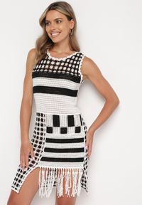 Born2be - Biało-Czarna Dopasowana Sukienka z Bawełny o Ażurowym Wykończeniu bez Rękawów Balmalia. Okazja: na imprezę, na co dzień. Kolor: biały. Materiał: bawełna. Długość rękawa: bez rękawów. Wzór: ażurowy. Typ sukienki: proste, dopasowane. Styl: elegancki, casual, wakacyjny, wizytowy #1