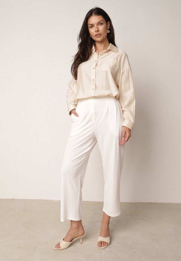 Born2be - Białe Spodnie z Eleganckimi Zakładkami i Nogawkami o Długości 3/4 Dorasea. Okazja: do pracy, na co dzień. Kolekcja: plus size. Kolor: biały. Styl: elegancki