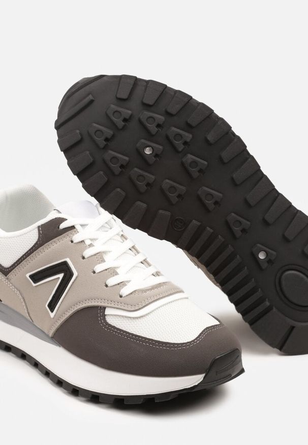 Born2be - Szare Sznurowane Buty Sportowe Sneakersy na Płaskiej Podeszwie z Ozdobną Naszywką Tiresi. Okazja: na co dzień. Zapięcie: sznurówki. Kolor: szary. Materiał: jeans. Wzór: aplikacja. Obcas: na płaskiej podeszwie