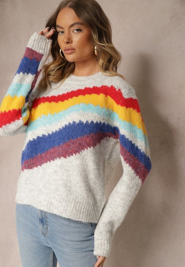 Renee - Jasnoszary Sweter Ozdobiony Ukośnymi Paskami Zenstina. Okazja: na co dzień. Kolor: szary. Materiał: jeans. Wzór: aplikacja. Styl: casual