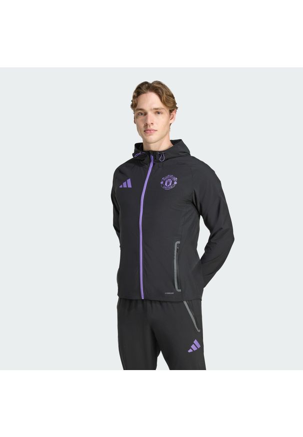 Adidas - Kurtka Manchester United Tiro 25 Competition Vis Tech Travel. Kolor: fioletowy, wielokolorowy, czarny. Materiał: dresówka. Sport: piłka nożna