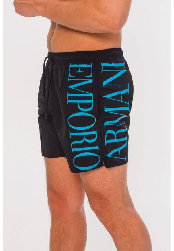 Emporio Armani - EMPORIO ARMANI Czarne szorty kąpielowe z turkusowym logo. Kolor: czarny. Materiał: poliester