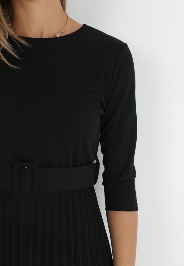 Born2be - Czarna Sukienka Plisowana z Paskiem Gonge. Okazja: na co dzień, na imprezę. Kolor: czarny. Typ sukienki: proste, dopasowane. Styl: klasyczny, elegancki, casual
