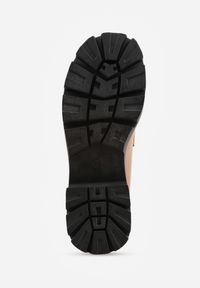 Renee - Ciemnobeżowe Mokasyny na Platformie Ozdobione Klamrą Kikilla. Okazja: na co dzień, do pracy, na spotkanie biznesowe. Zapięcie: klamry. Kolor: beżowy. Wzór: aplikacja. Obcas: na platformie. Styl: casual, biznesowy, elegancki #2