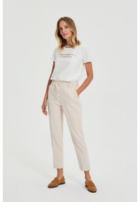 MOODO - Spodnie z nogawkami w kant beżowe. Kolor: beżowy. Materiał: poliester, bawełna, elastan #1