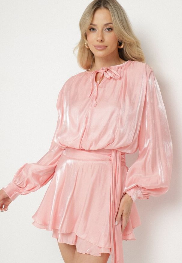 Born2be - Różowa Wiskozowa Sukienka Ozdobiona Wiązaniem i Falbanką Rallio. Okazja: na imprezę, na co dzień. Typ kołnierza: kołnierz z falbankami. Kolor: różowy. Materiał: wiskoza. Wzór: aplikacja. Typ sukienki: proste. Styl: elegancki, casual
