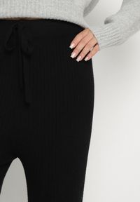 Born2be - Czarne Szerokie Spodnie High Waist z Wiskozą z Gumką w Pasie Essica. Okazja: na co dzień. Stan: podwyższony. Kolor: czarny. Materiał: wiskoza. Wzór: aplikacja. Styl: elegancki, casual