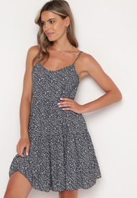 Born2be - Granatowa Bawełniana Sukienka Rozkloszowana na Ramiączkach z Falbanką Piloa. Kolor: niebieski. Materiał: bawełna. Długość rękawa: na ramiączkach. Wzór: kwiaty. Sezon: lato #3
