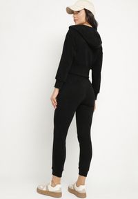 Born2be - Czarny Bawełniany Komplet Dresowy Bluza z Kapturem i Spodnie ze Sznurkiem Hariven. Kolor: czarny. Materiał: dresówka, bawełna. Sport: turystyka piesza