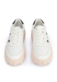 Wittchen - Damskie sneakersy skórzane z literą „W” białe. Okazja: na co dzień. Kolor: biały. Materiał: skóra. Obcas: na platformie