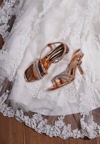 Renee - Szampańskie Sandały Vices na Szpilce z Cyrkoniowymi Paskami Niladriella. Okazja: na co dzień, na ślub cywilny, na wesele. Zapięcie: pasek. Kolor: złoty. Wzór: aplikacja, paski. Obcas: na szpilce. Styl: casual, wizytowy #1