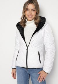 Born2be - Biała Pikowana Kurtka z Kapturem o Dwustronnym Kroju Tahalia. Okazja: na spacer. Typ kołnierza: kaptur. Kolor: biały. Materiał: wełna, poliester, jeans, dzianina, futro #4