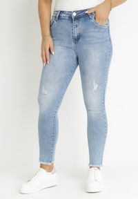 Born2be - Jasnoniebieskie Jeansy Skinny z Przetarciami Leovena. Kolor: niebieski. Wzór: aplikacja