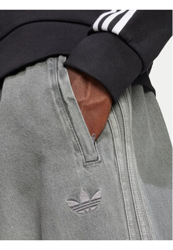 Adidas - adidas Jeansy adicolor Denim Stone JW5920 Szary Regular Fit. Kolor: szary