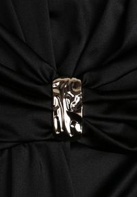 Renee - Czarna Koktajlowa Sukienka z Rozcięciem na Nogę Zdobiona Trenem Atirga. Okazja: na studniówkę, na imprezę. Typ kołnierza: dekolt w serek. Kolor: czarny. Wzór: aplikacja. Styl: wizytowy #2