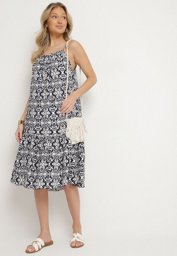 Born2be - Granatowa Rozkloszowana Sukienka na Ramiączkach z Bawełny w Ornamentalny Wzór Valpio. Okazja: na spacer. Typ kołnierza: dekolt kwadratowy. Kolor: niebieski. Materiał: bawełna. Długość rękawa: na ramiączkach