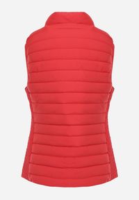Renee - Czerwona Kamizelka ze Stójką z Pikowaniem i Kieszeniami Valoreth. Okazja: na spotkanie biznesowe, na co dzień. Typ kołnierza: kołnierzyk stójkowy. Kolor: czerwony. Styl: elegancki, biznesowy, klasyczny, casual #2