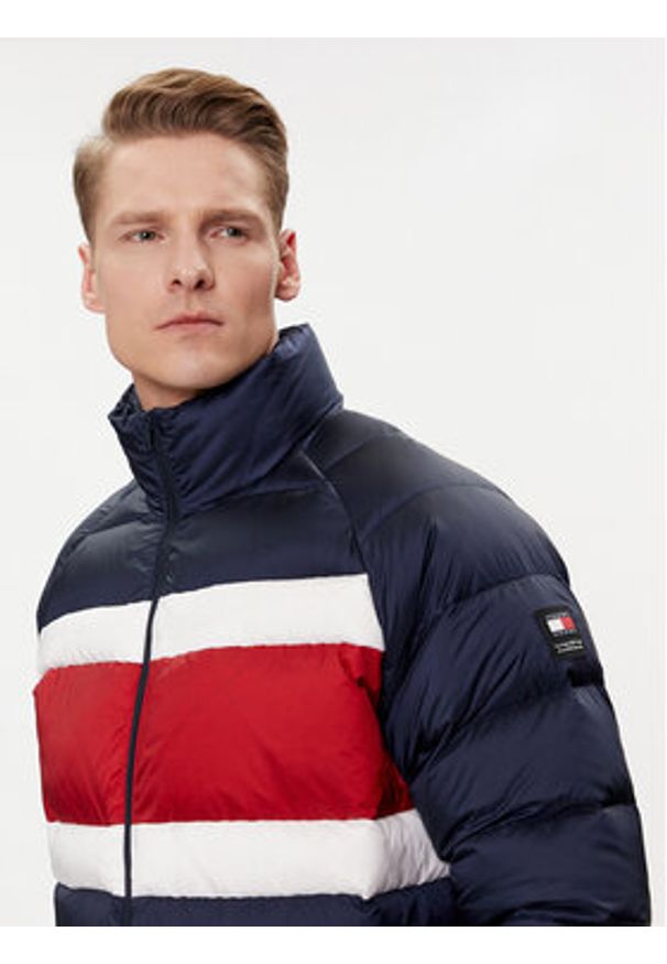 Tommy Jeans Kurtka puchowa DM0DM18012 Granatowy Regular Fit. Kolor: niebieski. Materiał: syntetyk