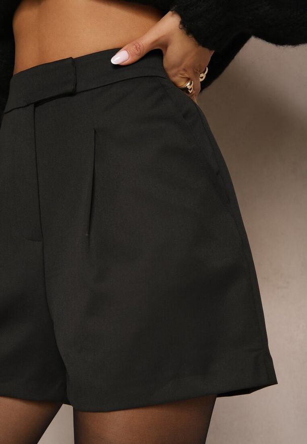 Renee - Czarne Szorty High Waist z Wiskozą o Garniturowym Kroju z Zakładkami Zavierisa. Okazja: na co dzień. Stan: podwyższony. Kolor: czarny. Materiał: wiskoza. Długość: krótkie. Sezon: lato. Styl: elegancki, casual
