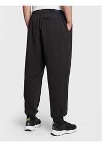 Calvin Klein Jeans Spodnie dresowe J30J322925 Czarny Relaxed Fit. Kolor: czarny. Materiał: syntetyk, bawełna