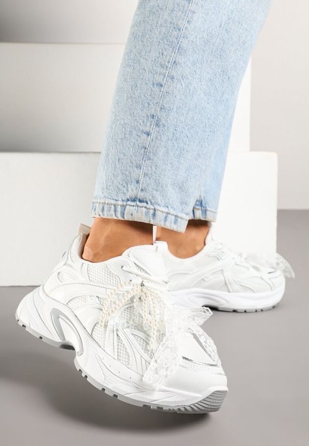 Renee - Białe Sneakersy z Koralikami Kokardą i Geometrycznym Wzorem Sarivela. Kolor: biały. Materiał: jeans. Wzór: geometria