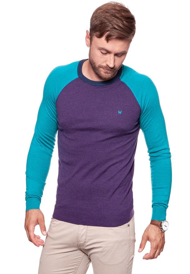 Wrangler - MĘSKI SWETER WRANGLER RAGLAN KNIT PURPLE PENNANT W86152PWT 112132310. Długość rękawa: raglanowy rękaw. Wzór: aplikacja