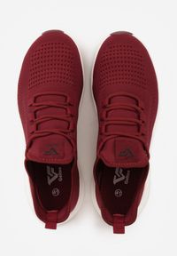 Born2be - Bordowe Buty Sportowe Sneakersy na Tłoczonej Podeszwie Karill. Okazja: na spacer, na co dzień. Kolor: czerwony. Sport: turystyka piesza #6