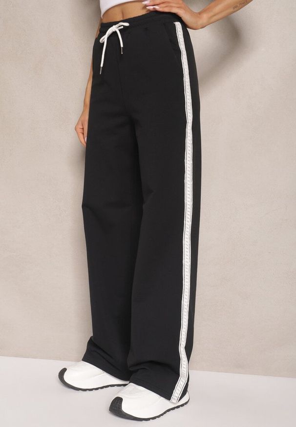 Renee - Czarne Bawełniane Spodnie o Szerokim Kroju High Waist z Lampasami Pillorra. Okazja: na co dzień. Stan: podwyższony. Kolor: czarny. Materiał: bawełna. Styl: sportowy, casual