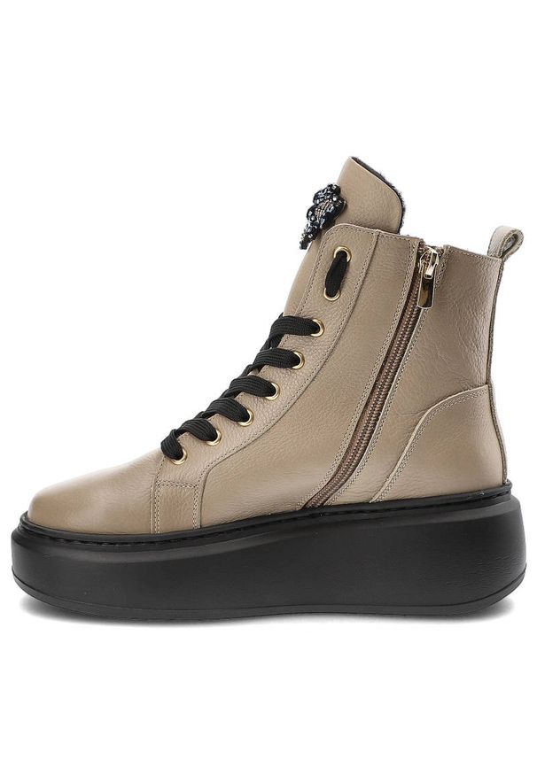 Beżowe Sneakersy Karino Damskie Buty Jesienne. Okazja: na spacer, na spotkanie biznesowe. Zapięcie: sznurówki. Kolor: beżowy. Materiał: skóra. Sezon: jesień. Obcas: na obcasie. Styl: elegancki, biznesowy. Wysokość obcasa: średni
