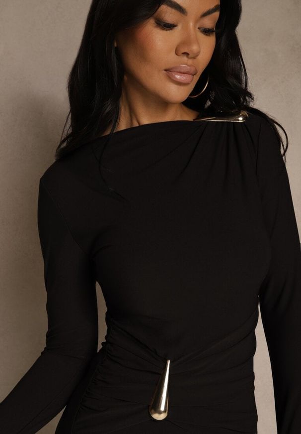 Renee - Czarna Sukienka Bodycon z Metalicznymi Ozdobami Vetirale. Kolor: czarny. Wzór: aplikacja. Typ sukienki: bodycon