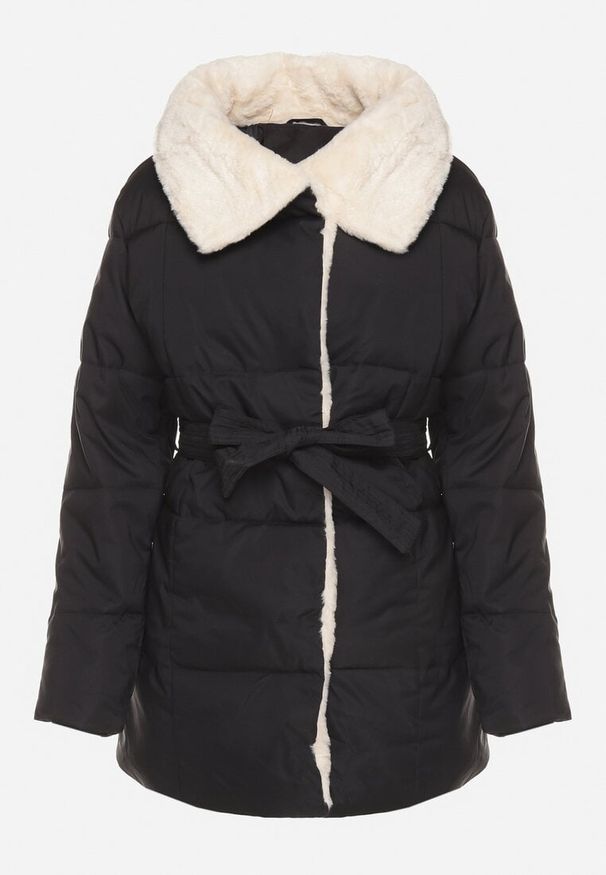 Born2be - Czarna Pikowana Kurtka z Futerkowym Kołnierzem i Wiązanym Paskiem Seratta. Okazja: na co dzień. Kolor: czarny. Materiał: jeans. Styl: elegancki, casual